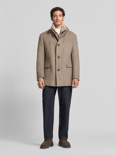 Mannelijk model draagt lichtbruine Regular Fit Kurzmantel aus Woll-Mix Modell 'Gary' van JOOP! COLLECTION, volledige vooraanzicht.