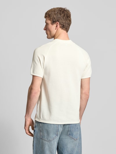 Mannelijk model draagt Regular Fit poloshirt met structuurpatroon model 'HILL' van Jack & Jones, puur katoen, v-hals, ruglengte maat M 66 cm, geheelbeeld achteraanzicht
