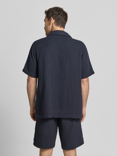 Männermodel trägt Relaxed Fit Freizeithemd mit Strukturmuster von Lindbergh in Dunkelblau, Reine Baumwolle, Rückenlänge 80 cm, Ganzkörperansicht Rückansicht.