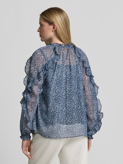 Vrouwenmodel draagt Blusenshirt met Rüschen und Serafino-Kragen van MICHAEL Michael Kors, blauw semitransparant design, rechte fit, rugaanzicht.