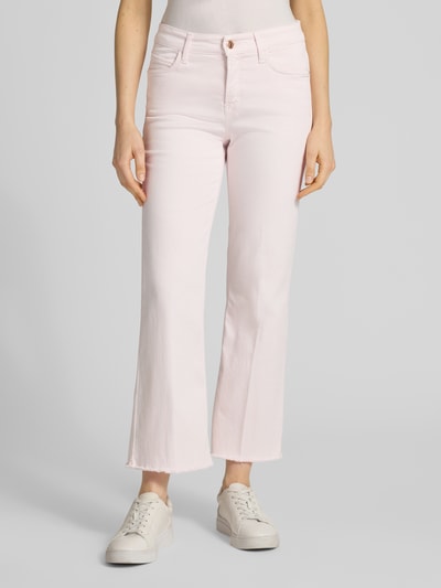 Frauenmodel trägt Cambio Jeans mit Fransen Modell 'FRANCESCA', hellrosa, verkürzte Passform aus Baumwoll-Mix mit Stretch, Ganzkörperansicht von vorne.