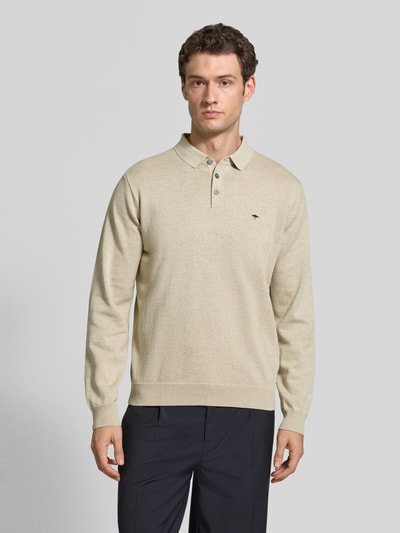 Männermodel trägt Strickpullover mit Polokragen und Knopfleiste von Fynch-Hatton aus reiner Baumwolle in Beige, Regular Fit, Nahaufnahme Oberkörper.