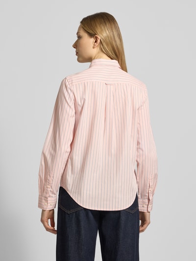 Frauenmodel trägt Regular Fit Bluse mit Label-Stitching Modell 'ONEBUY' von Gant, rosa mit blauen Streifen, reine Baumwolle, Ganzkörperansicht Rückansicht.