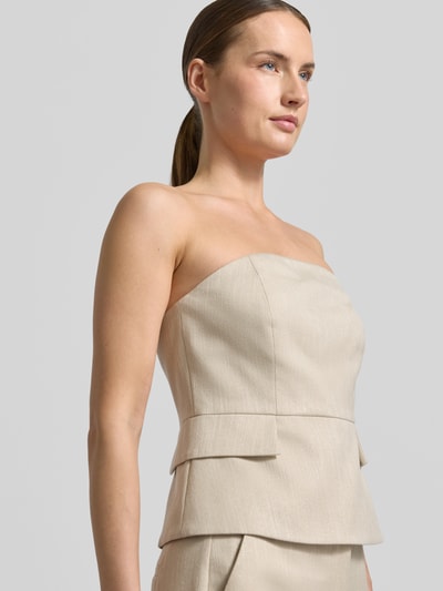 Frauenmodel trägt Bandeau-Top mit Pattentaschen von comma, beigefarbener Viskose-Mix, Slim Fit, Off-Shoulder-Look, Nahaufnahme Oberkörper.