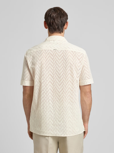 Männermodel trägt Relaxed Fit Freizeithemd mit Lochmuster Modell 'Honolulu' von Antony Morato in Beige, Reine Baumwolle, Ganzkörperansicht Rückansicht.