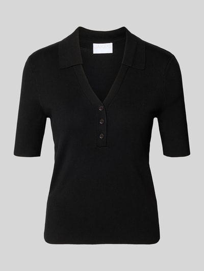 Produktfoto, schwarzes Regular Fit Poloshirt aus Viskose-Mix von Jake*s Collection, glatte Textur, kurze Ärmel, klassische Knopfleiste.
