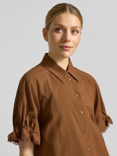 Vrouwenmodel draagt Bluse mit 1/2-Arm und Hemdblusenkragen van Luisa Cerano in bruin, puur katoen, straight fit, knoopsluiting, 1/2-mouwen met gerafelde zoom, afgeronde zoom, ruglengte maat 36: 60 cm, mouwlengte maat 36: 29 cm, nahaufnahme bovenlichaam.