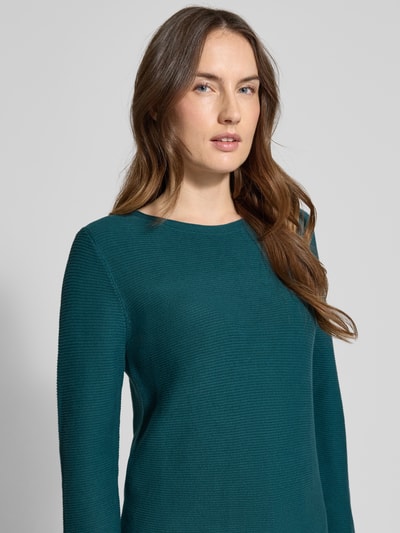 Frauenmodel trägt Regular Fit Strickpullover aus reiner Baumwolle von Tom Tailor in Rippstrick, unifarben, langarm, Nahaufnahme Oberkörper.