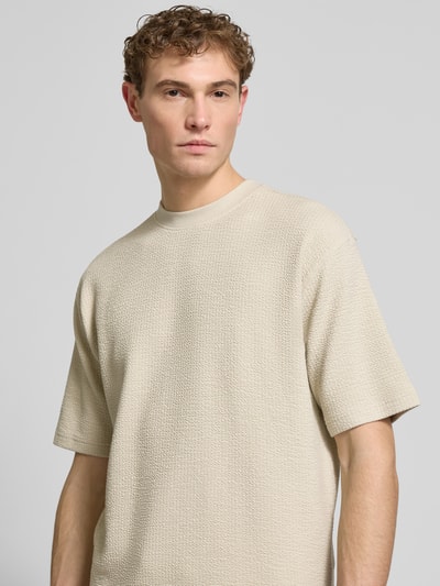 Männermodel trägt Relaxed Fit T-Shirt mit Rundhalsausschnitt von JAKE*S STUDIO MEN aus elastischem Modal-Baumwoll-Mix mit Strukturmuster, Nahaufnahme Oberkörper.