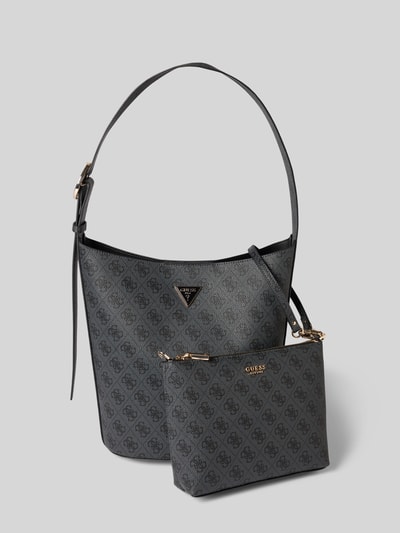 Produktfoto, Handtasche mit Logo-Muster Modell 'MERIDIAN II' von Guess in Grau mit Label-Applikation, Schulterriemen, strukturierte Oberfläche