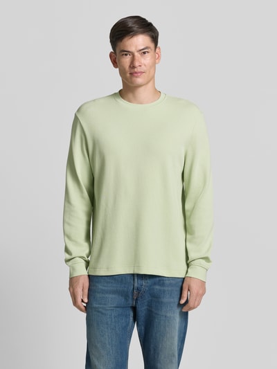Männermodel trägt Regular Fit Langarmshirt aus Baumwoll-Mix Modell 'WE-TEMPEST' von BOSS Orange, Optik: Unifarben, Feinripp, Ganzkörperansicht von vorne.