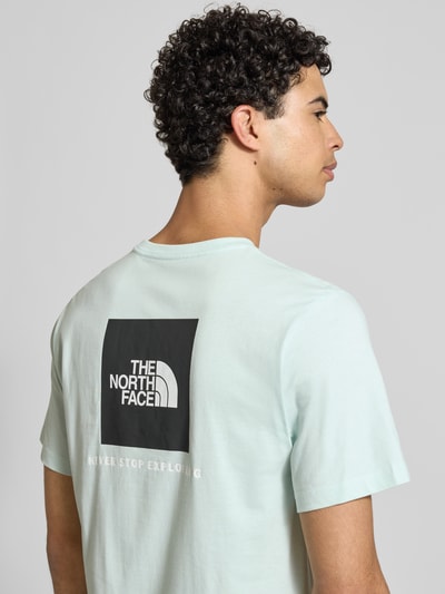 Männermodel trägt Regular Fit T-shirt uit katoenmix Model 'EVOLUTION' van The North Face, labeldetail, ruglengte maat M 70 cm, nahaufnahme bovenlichaam rugaanzicht