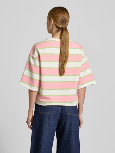Frauenmodel trägt Cropped Boxy Fit Sweatshirt mit Label-Stitching von Smith and Soul, gestreift in Rosa, Grün und Weiß, Baumwoll-Elasthan-Mix, Rundhalsausschnitt, Ganzkörperansicht Rückansicht.