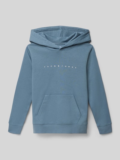 Produktfoto, blauer Kinder Hoodie mit Label-Detail Modell 'ESTAR' von Jack & Jones aus Baumwoll-Mix, gerade Passform, Känguru-Tasche