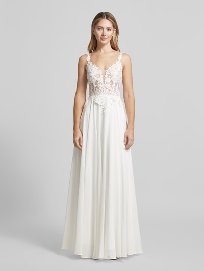 Frauenmodel trägt Abendkleid mit Spitzenbesatz und V-Ausschnitt von Luxuar, A-Linie, Chiffon, Maxikleid, weiß, Ganzkörperansicht von vorne.