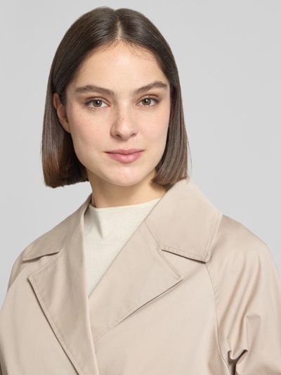 Kobiece model prezentuje Regular Fit Trenchcoat-Jacke aus Baumwoll-Mix Modell 'NEW CILO' od Selected Femme, beżowy kolor, efekt: jednolity kolor, kołnierz z połami, listwa guzikowa 2-rzędowa, długi rękaw z raglanowymi rękawami, mankiety z patkami, kieszeń wewnętrzna i boczne kieszenie z wypustką, mieszanka bawełny, zbliżenie na górną część ciała.