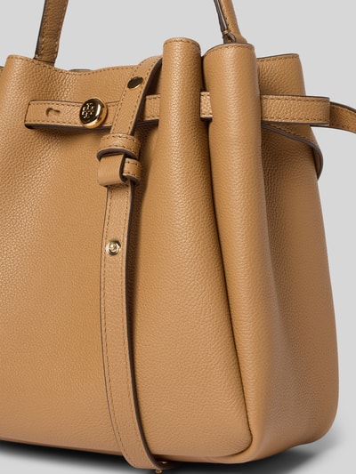 Produktfoto, Bucket Bag mit Logo-Detail von Tory Burch in beigefarbener, genarbter Lederoptik mit Hauptfach, Zugband, abnehmbarem Schulterriemen, Tragehenkel, Breite 22 cm, Länge 22 cm, Tiefe 11 cm