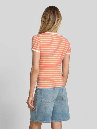Frauenmodel trägt Regular Fit T-Shirt aus Baumwoll-Mix von Tom Tailor Denim, Mehrfarbig, Gestreift, Label-Patch, Ganzkörperansicht Rückansicht