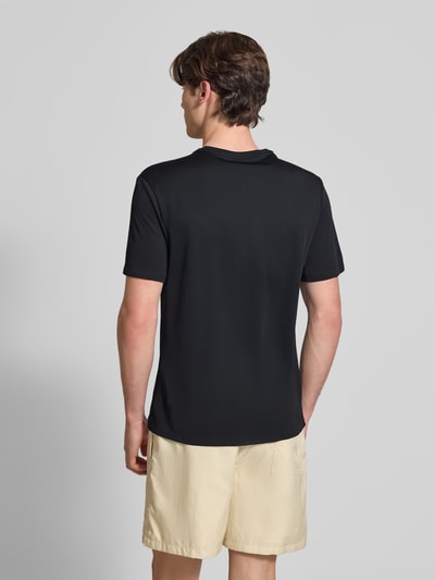 Mannelijk model draagt T-shirt met ronde hals en logo van NIKE TRAINING, regular fit, zwarte kleur, ruglengte maat M 74 cm, ganzekörperaanzicht rückansicht.