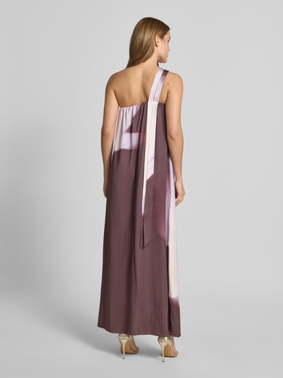 Frauenmodel trägt Regular Fit One Shoulder Maxikleid aus Viskose-Leinen-Mix Modell 'DANTEA' von BOSS mit florales Allover-Muster, fließender Passform, Maxi-Länge, Schal-Detail, Seitenschlitz, Satin-Materialverarbeitung, Ganzkörperansicht Rückansicht.