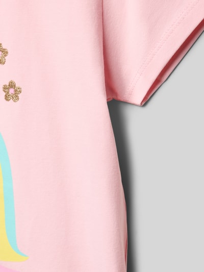 Mädchen trägt Kinder T-Shirt mit Motiv und Rundhalsausschnitt von DANAMADE, Baumwoll-Elasthan-Mix, Regular-Fit, Detailaufnahme.
