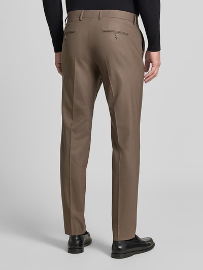 Männermodel trägt Straight Fit Hose mit Schurwoll-Anteil Modell 'Totti' von CINQUE in Braun, Bügelfalten, Material-Mix, Ganzkörperansicht Rückansicht.