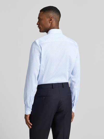 Männermodel trägt Slim Fit Businesshemd aus katoenmix met Kentkraag van OLYMP Level Five, sportmanchetten, lange mouw, lichtblauw met patroon, rugaanzicht, context: elastische katoenmix, knoopsluiting, ruglengte 80 cm, schouderbreedte 44 cm, mouwlengte 67 cm