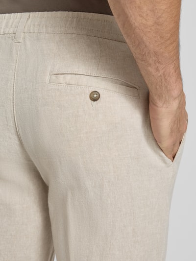 Männermodel trägt Straight Leg Leinenhose mit Tunnelzug Modell 'LEROY' von SELECTED HOMME, Flammgarn, Leinen-Baumwolle-Mix, Detailaufnahme