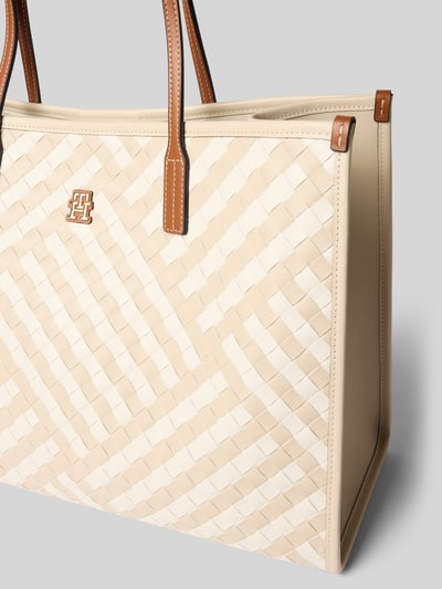 Produktfoto, Henkeltasche mit Webmuster von Tommy Hilfiger in Bi-Color Optik, Magnetverschluss, Hauptfach, Innenfach mit Reißverschluss, Logo-Applikation, Materialverarbeitung gewebt, beige und cremefarben, strukturierte Oberfläche