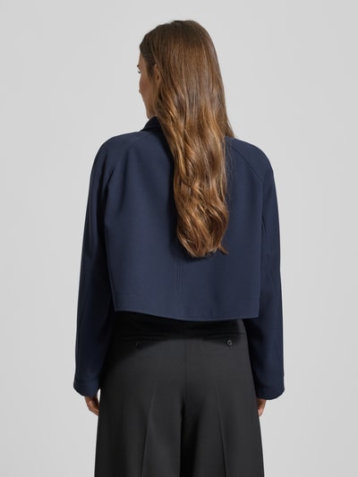 Frauenmodel trägt Relaxed Fit Kurzblazer mit Brustpattentaschen Modell 'JOTANA' von BOSS, Optik: Unifarben, Passform: Regular-Fit, Kragenform: Stehkragen, Verschluss: einreihige Knopfleiste, Ärmelform: Langarm, Raglanärmel, Brustpattentaschen, Ganzkörperansicht Rückansicht.