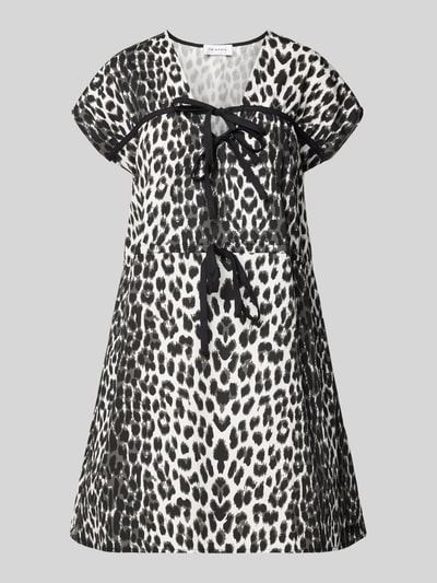 Produktfoto, zwart-wit Minikleid met V-hals model 'Liv' van OH APRIL, getailleerd, strikdetails, katoen, luipaardprint, vooraanzicht.