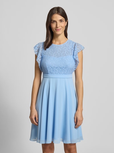 Frauenmodel trägt Knielanges Cocktailkleid mit Rundhalsausschnitt von Jake*s Cocktail in Hellblau, Taillierter Schnitt, blickdichtes Unterkleid, Nahtreißverschluss, Ganzkörperansicht von vorne.