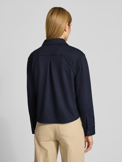 Frauenmodel trägt Regular Fit Blazer mit Brusttaschen von Smith and Soul in Dunkelblau, Material-Mix mit Viskose, Rückenansicht, Ganzkörperansicht.