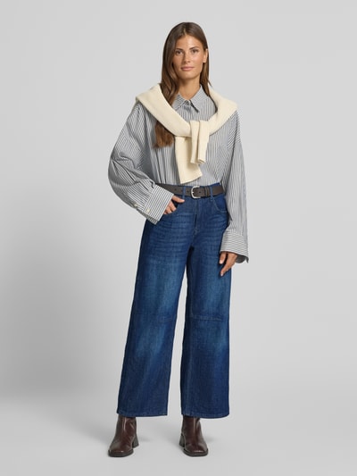 Frauenmodel trägt Barrel Jeans aus Baumwoll-Mix Modell 'OHIO' von MAC, dunkelblaue Farbe, strukturierte Oberfläche, Damen Barrel Jeans von MAC, Ganzkörperansicht von vorne.