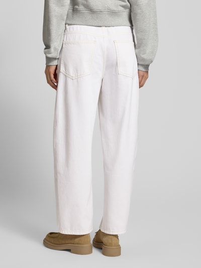 Mężczyznamodel nosi Barrel Jeans mit Eingrifftaschen od Jake*s Casual w kolorze białym, luźny krój, widok całej sylwetki z tyłu.
