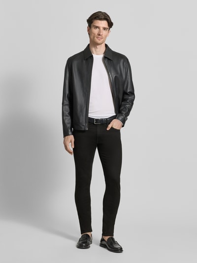 Männermodel trägt Slim Fit Jeans im 5-pocketmodel model 'LUKE' van Lee uit katoenmix met stretch, nauwsluitend model, ganzkörperansicht van voren.