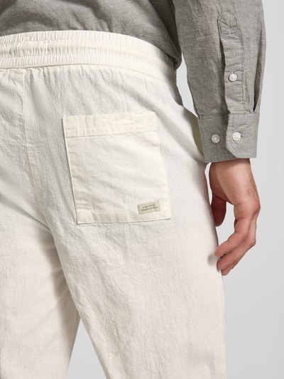 Mannenmodel draagt Hose aus Baumwoll-Leinen-Mix mit elastischem Bund van Blend, mix van katoen en linnen, regular fit, model 'ABAN', elastische band, bandwijdte maat M 39 cm, binnenbeenlengte maat M 76 cm, offwhite kleur, zichtbare textuur, detailopname achterzijde.