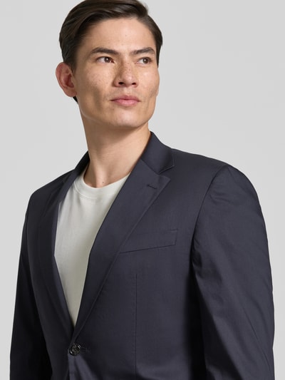 Männermodel trägt Sakko mit Reverskragen Modell 'Dallas' von JOOP! Collection im Baumwoll-Mix, Regular-Fit, Nahaufnahme Oberkörper.