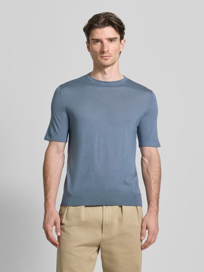 Mannelijk model draagt t-shirt uit wol model 'Connor' van Tiger Of Sweden, recht model, ronde hals, 1/2-mouwen, ruglengte maat M 70 cm, mouwlengte maat M 34 cm, blauwe kleur, gladde textuur, effen design, zicht van voren, nahaufnahme bovenlichaam.
