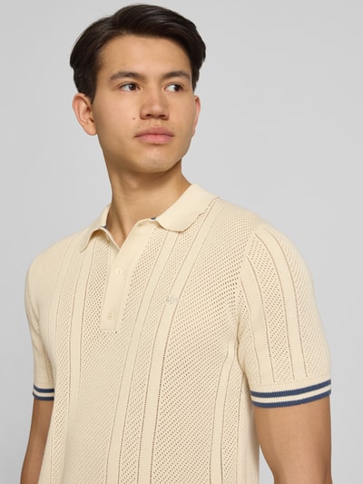 Männermodel trägt Slim Fit Poloshirt mit Strukturmuster und Knopfleiste von Superdry in Beige, Reine Baumwolle, Nahaufnahme Oberkörper. Rückenlänge bei Größe M: 61 cm.