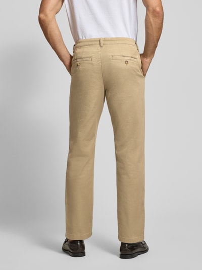 Männermodel trägt beige Straight Fit Chino aus Baumwoll-Mix Modell 'Miles' von Selected, Herren Chino, Ganzkörperansicht Rückansicht.
