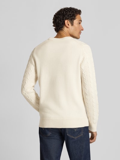 Männermodel trägt Regular Fit Pullover aus reiner Wolle Modell 'Atriton' van Matinique in effen kleuren, gebreide look, mat met kabelpatroon en structuur, ronde hals, lange mouwen, geribde mouwboord en rompzoom, materiaalverwerking: knitwear, materiaal: zuivere wol, geheelachteraanzicht