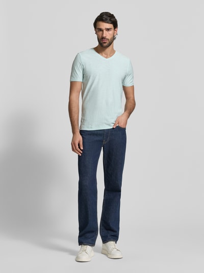 Männermodel trägt T-Shirt mit geripptem Rundhalsausschnitt von MCNEAL, Regular-Fit, hellblau, Rückenlänge 65 cm, Ganzkörperansicht von vorne.