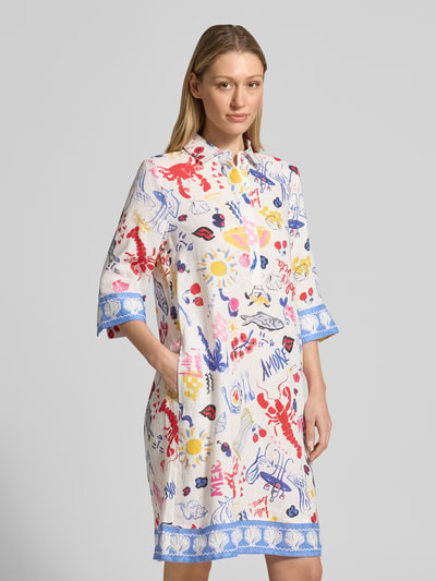 Vrouwenmodel draagt Knielanges Hemdkleid aus Leinen mit Hemdblusenkragen van Christian Berg Woman, recht model, knielengte, 3/4-mouw, ruglengte maat 36: 97 cm, borstwijdte maat 36: 44 cm, mouwlengte maat 36: 41 cm, bont patroon in rood, blauw en geel, puur linnen, rechte vormen, voelbare linnenstructuur, vooraanzicht van het bovenlichaam