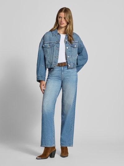 Frauenmodel trägt Loose Fit Jeansjacke aus reiner Baumwolle Modell 'LOOSE CROP TRUCKER' von Levi's® 300 in hellem Blau, Ganzkörperansicht von vorne.