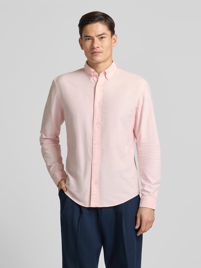 Männermodel trägt Freizeithemd mit Knopfleiste von MCNEAL, Reine Baumwolle, Regular-Fit, Button-Down-Kragen, Ganzkörperansicht von vorne.