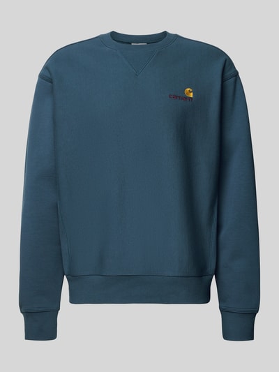 Produktfoto, bluza Sweatshirt mit Label-Stitching von Carhartt Work In Progress, mieszanka bawełny, luźny krój, prążkowane wykończenia, okrągły dekolt, wyhaftowane logo, kolor niebieski, tekstura gładka.