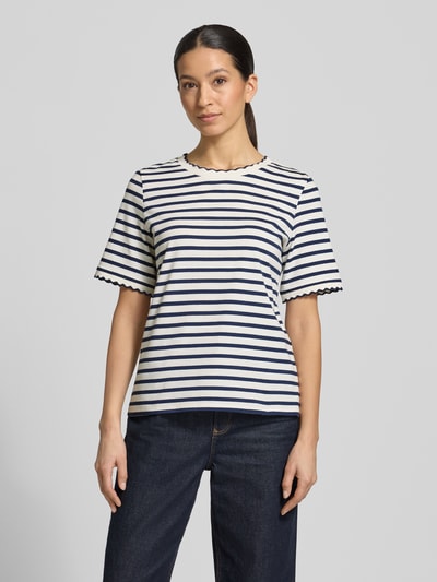 Frauenmodel trägt T-Shirt mit Wellensaum und Rundhalsausschnitt von More & More, gestreift, Baumwoll-Elasthan-Mix, Regular-Fit, Nahaufnahme Oberkörper. Rückenlänge bei Größe 36: 59 cm.