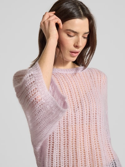 Frauenmodel trägt Relaxed Fit Wollpullover aus Mohair-Mix Modell 'C_FRUG' von BOSS Orange, unifarben, Grobstrick, Nahaufnahme Oberkörper.