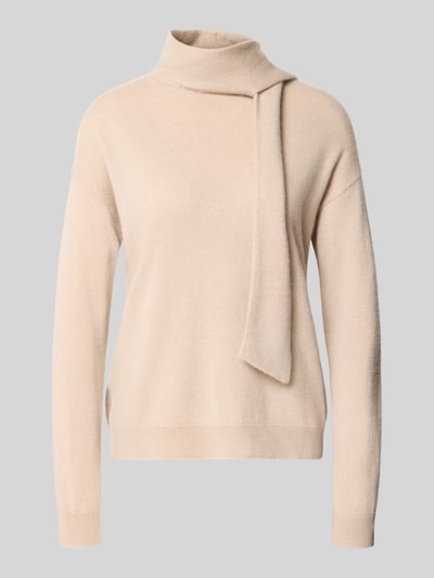 Produktfoto, Kaschmirpullover mit Schal-Detail von Christian Berg Woman in Beige, gerader Schnitt, Stehkragen, überschnittene Schultern, reine Kaschmir-Textur, gerippte Abschlüsse, weiche Oberfläche